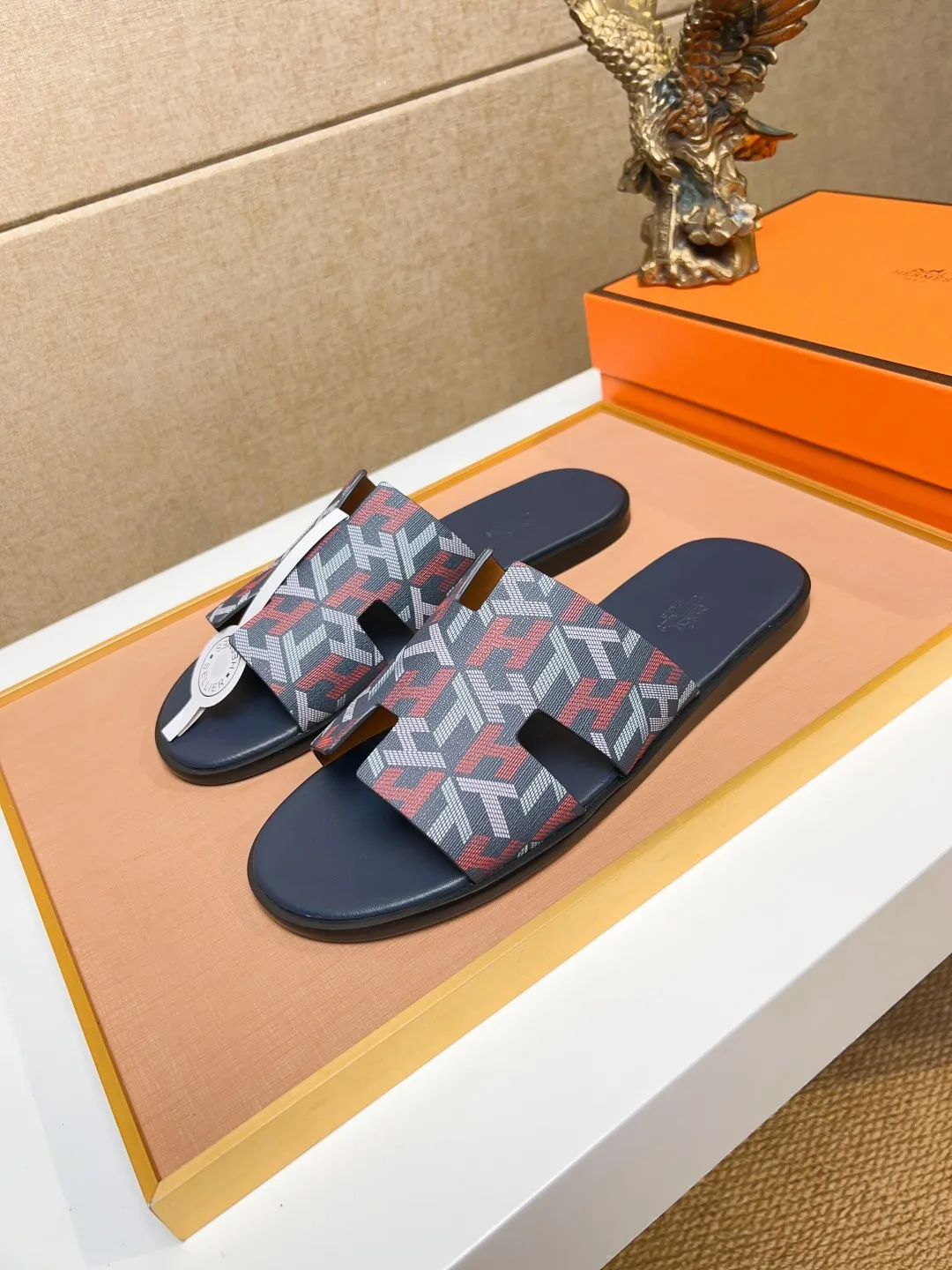 Men's clothing and shoes 💰280 💅💅💅 new arrival. Hermes Hermes official website latest counter synchronized new oran color leather H slippers, the original Paris version flew back to the original model and opened the mold to make it perfectly🍌The highest quality Sincerity, you can enter and leave the counter at will [Deyi] The upper is made of original customized  colored palm prints, crocodile print, ostrich print, colored cow leather, colored cow suede, 🤔 horse hair, 🥳 colored diamonds, 🥰 3D printing, and other genuine leather slippers, imported cow pattern foot pad lining, Italian  latest original genuine leather combination outsole Code number: 38-48 (customized at 46.47.48) Can be made into picture combination sole with genuine leather pattern and ordinary molded outsole